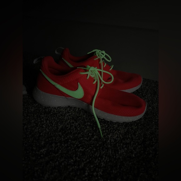 Nike Hot Pink Roshe Run Running Shoe glow in the dark - Youth 6 or women’s 7.5 - Picture 6 of 7